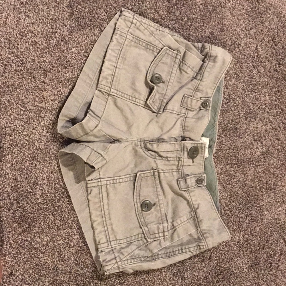 khaki colored american eagle shorts